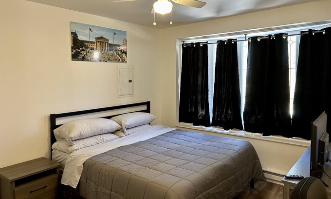Manayunk Apartment | 2 Bedroom apartment sleeps 8 people with King Size Bed, 3 Computer Desk & more!