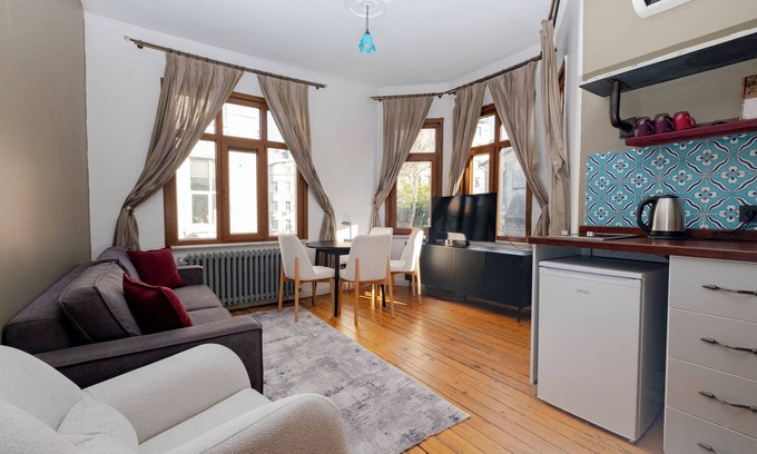 Taksim Apartment | 2-bedroom apartment in brilliant Istanbul with AC
