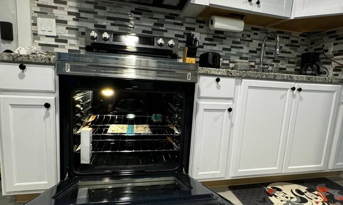 Newark Apartment | 2 bedroom apartment in at NJ/NYC/EWR/SEC 1 bathroom. sitting room and Kitchenn