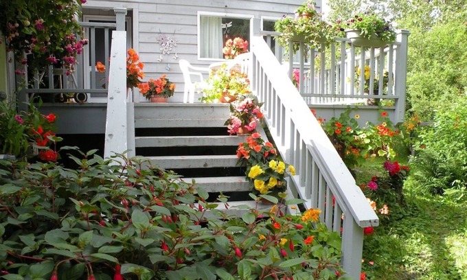Girdwood Apartment | 2 Bedroom Apartment-Walking Distance to Mountain!