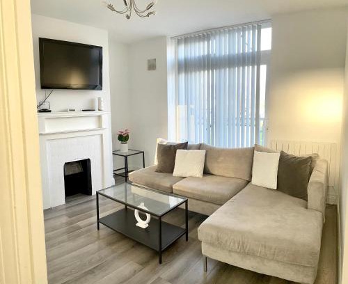 Edmonton Apartment | 2 bedroom apartment with balcony near Tottenham Hostpur Stadium