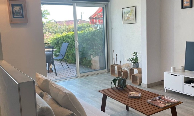 Cannes La Bocca Apartment | 2 bedroom appartment with seaview, pool and spacious private terrace