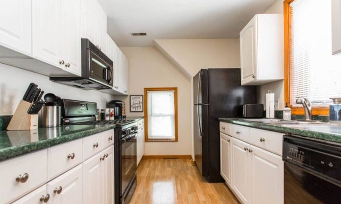 Libertyville House | 2 Bedroom Apt ★2 King Beds ★ Walk to Libertyville