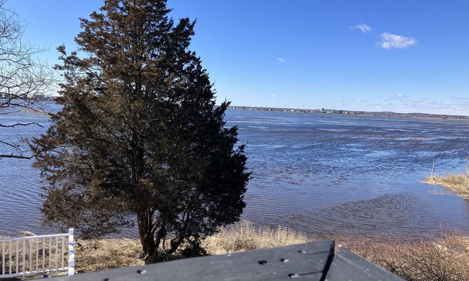 Hampton Apartment | 2-Bedroom Apt Sleeps 7! - 1/4 mile to Beach!