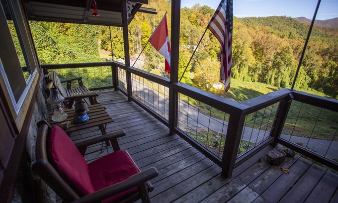 Fontana Dam Cabin | 2-bedroom cabin just 8 minutes from Tail of the Dragon