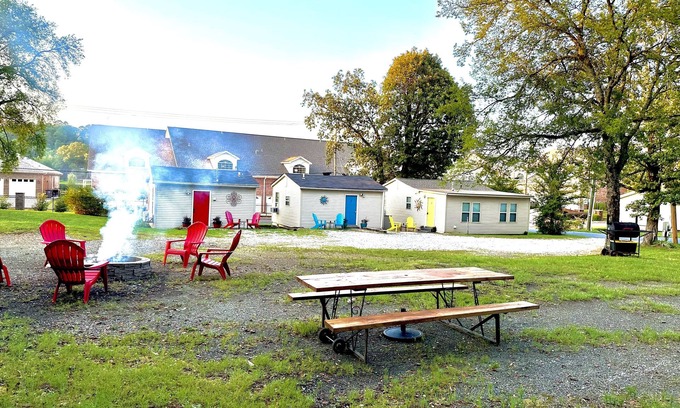 Lakeland House | 2 Bedroom Centrally located near Shopping, Restaurants & Lake