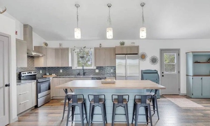 Fennville House | 2-bedroom close to Saugatuck and South Haven! Pet friendly-hot tub