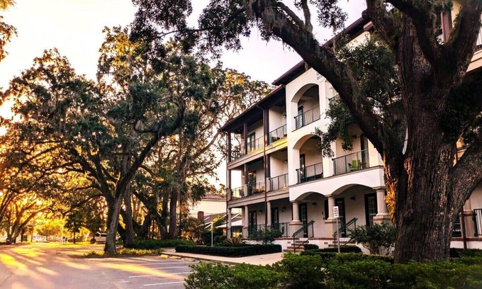 King City Condo | 2-bedroom Condo on St. Simons Island. Pool/Parking/Beach/Food/Bars/Stores, etc.