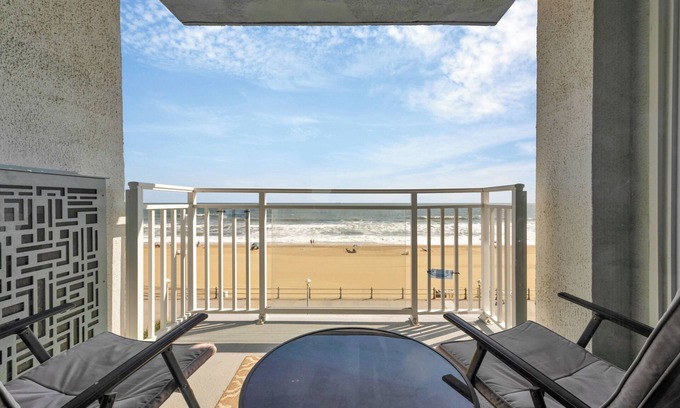 Northeast Virginia Beach Apartment | 2-bedroom condo in Virginia Beach with WiFi - Steps away from the beach!