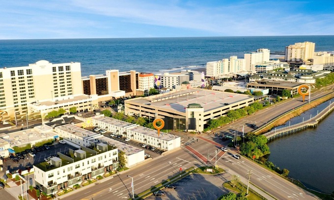 Northeast Virginia Beach Condo | 2-bedroom condo one block from the oceanfront.