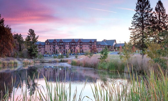 Lake Delton Condo | 2 Bedroom Condo w/Kitchen, Sleeps 8, Glacier Canyon Lodge, w/Waterpark Passes!