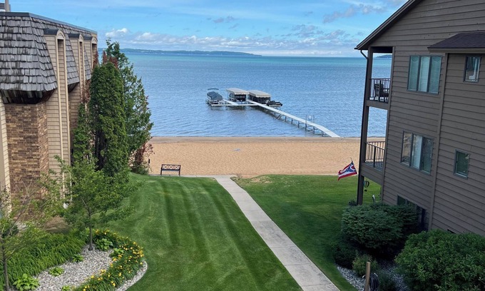Traverse City Condo | 2-bedroom condo with AC, WiFi in lovely Traverse City
