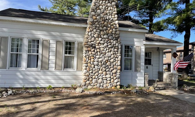 Indian River Cabin | 2-bedroom cottage just a short walk to downtown Indian River, beaches/Burt Lake