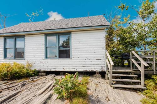 Carling House | 2-Bedroom Cottage with Stunning View - Rockwood #6