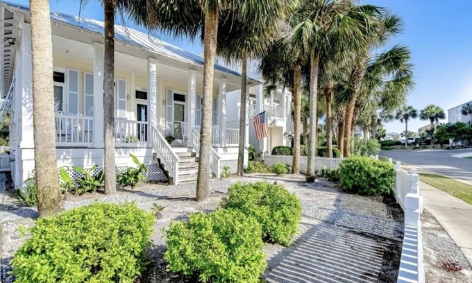 Holiday Isle Cottage | 2 Bedroom Cozy Cottage steps to the beach and jetty in DESTIN POINTE!