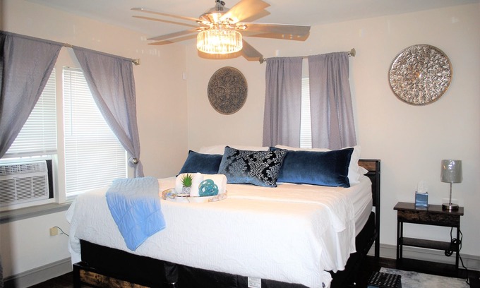 Memphis House | 2 Bedroom Cozy Cottage Queen and King Beds Pet Friendly SpaciousSafe backyard