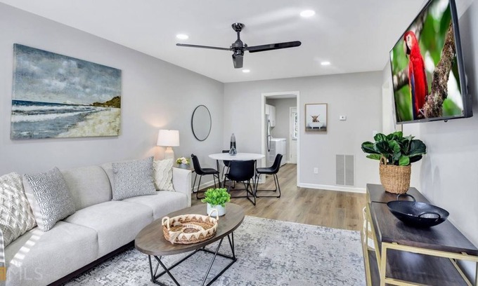 Austell Apartment | 2 Bedroom Duplex triplex L-554127 by Houzlet