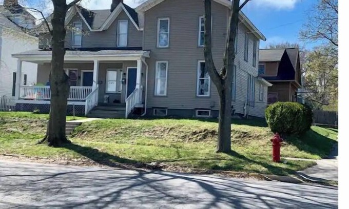 Manistee House | 2 bedroom duplex with seasonal Lake views