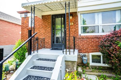 Topham Park Apartment | 2 Bedroom East-York bungalow
