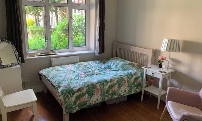Ealing Common Apartment | 2 bedroom Garden Flat, great links to Heathrow and London