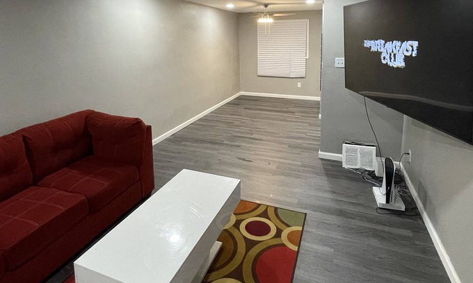 Darby House | 2 Bedroom Home In Darby(15 Min From Phila Airport)