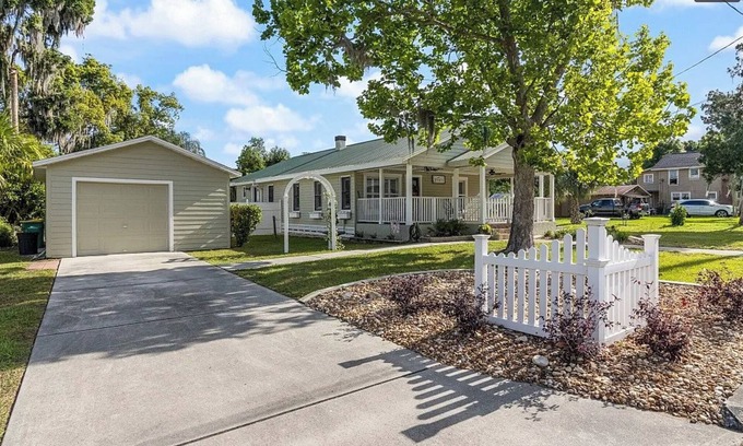 Inverness House | 2-bedroom house, fits 6, bike trails, pet friendly, lakes, downtown night life!