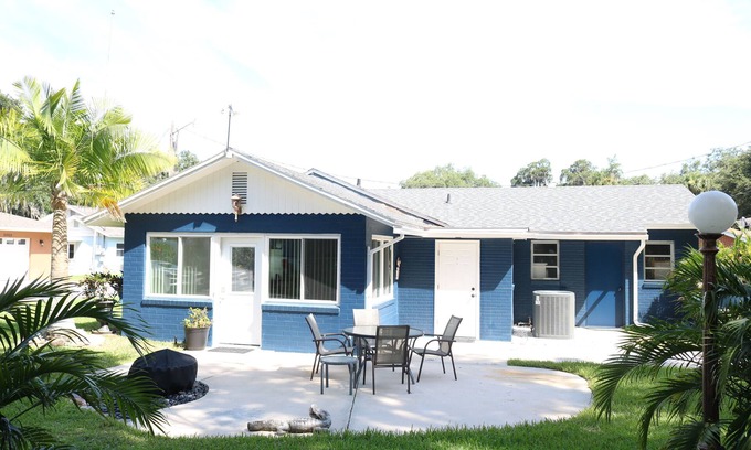 Tavares House | 2 Bedroom house with lake access to Lake Harris. 1 minute by boat to Dead River