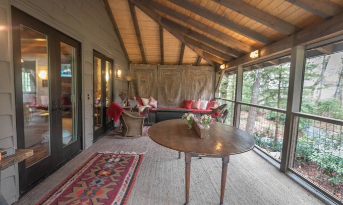 Mirror Lake House | 2-Bedroom House with Spacious Outdoor Living area in Mirror Lake neighborhood