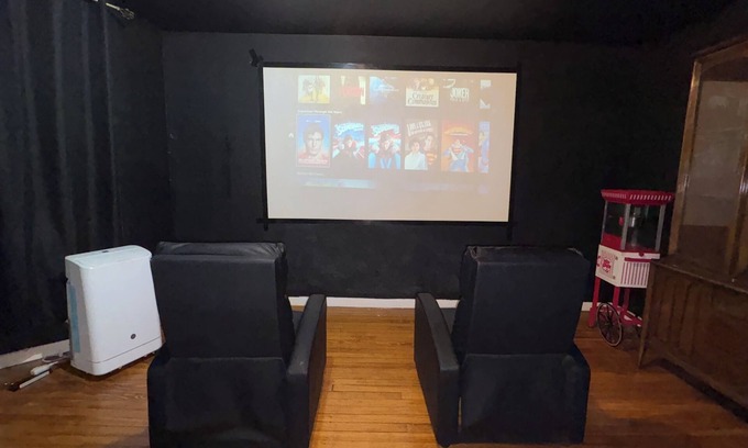 Wakefield House | 2-bedroom house with WiFi, Movie Theater, Home Office No Cleaning fee