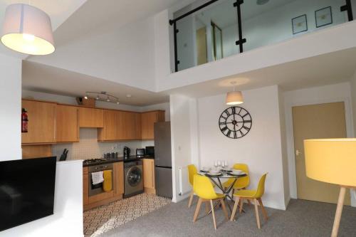 Coventry Apartment | 2 Bedroom Peaceful Penthouse - Private Parking
