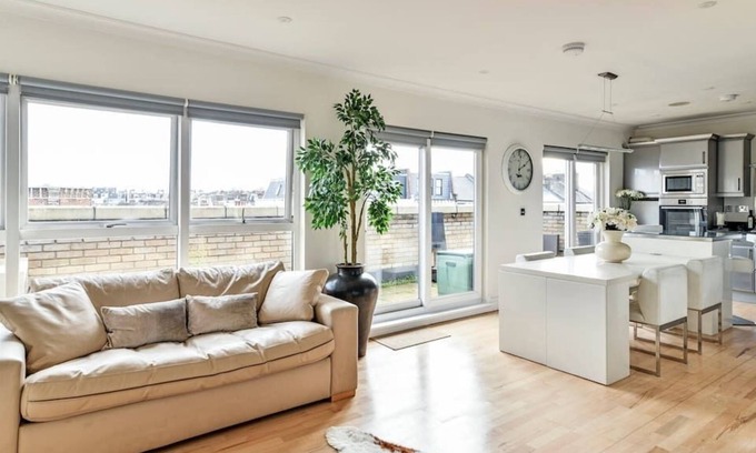 Shaftesbury Apartment | 2 bedroom penthouse with terrace