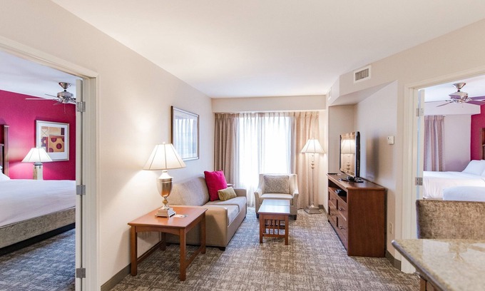 Wilmington Condo | 2 Bedroom | Pool. Free Breakfast. Gym.
