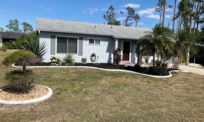 Port Charlotte House | 2 bedroom pool house Port Charlotte. Close to shopping.n