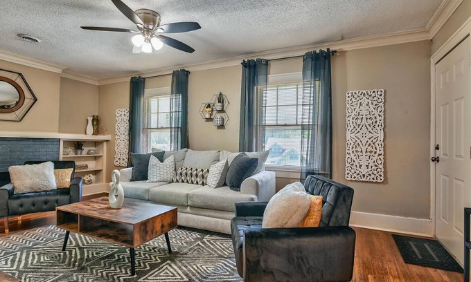 South Kansas City Apartment | 2 Bedroom Stunner near Country Club Plaza