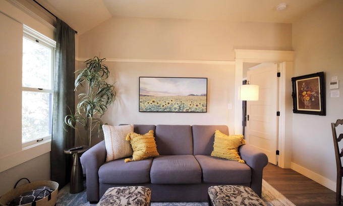 Siskiyou-Hargadine Historic District Apartment | 2 Bedroom Suite | Hot Tub | Downtown Ashland | For Fee Tesla Station