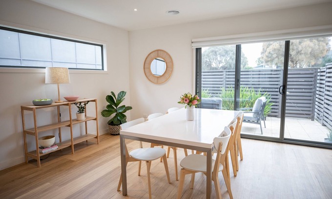 Torquay House | 2 Bedroom Townhouse With 2 Bathrooms - 10 min Walk to Beach & Golf