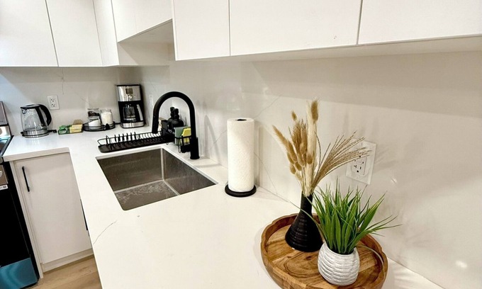 Little Italy House | 2 Bedroom Trinity Bellwoods Downtown