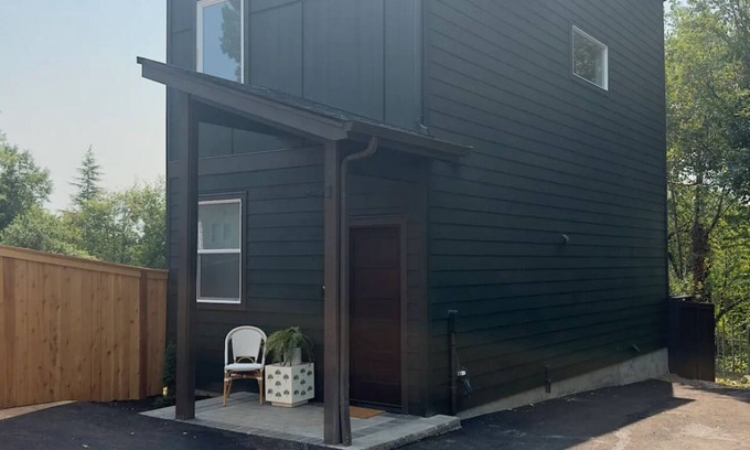 Vancouver House | 2-bedroom vacation home just 13 minutes drive to Moda Center