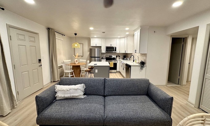 East Ocean View Apartment | 2 Bedroom w/King Beds walks to beach - top floor