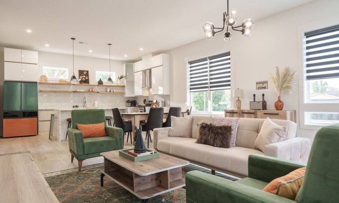 Berry Hill House | 2 Bedroom - Workspace - 2 Car Garage!