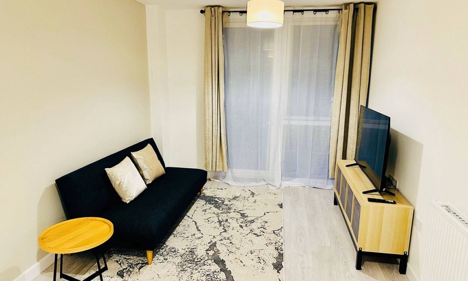 Botwell Apartment | 2 bedrooms 2 bathrooms near station,25mins to city centre,15mins to Heathrow