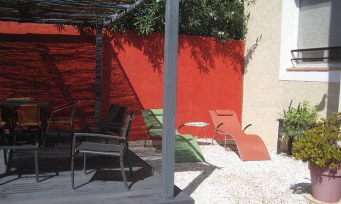 Arles House | 2 bedrooms house with living/kitchen dining and large outside patio