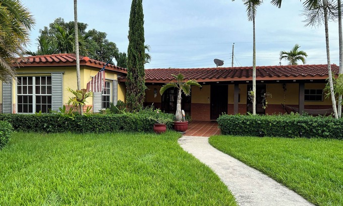 Coral Way House | 2-Bedrroom House w/free parking