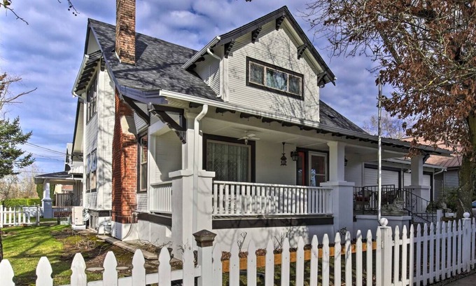 McMinnville House | 2 Blocks to Dining + Tasting Rooms