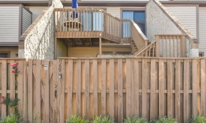 North Ocean City Condo | 2 BR 2 Bath indoor and outdoor pools Tennis 1.5 blocks to the beach