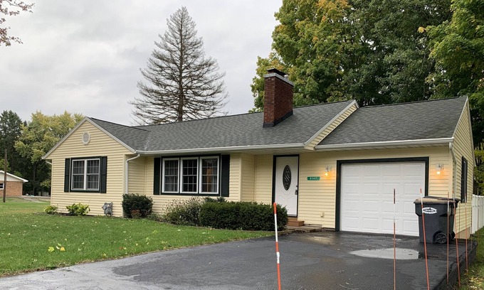 Saint Joseph House | 2 BR Beauty - Lg yard/patio - 10 min to beach!