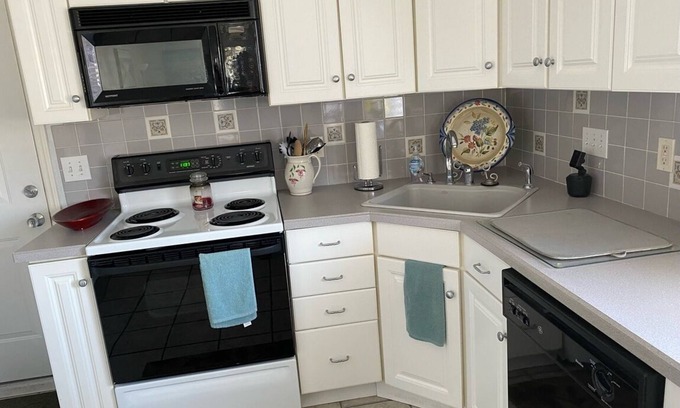 Hampton Condo | 2 BR CONDO 2 MIN. WALK TO OCEAN/BEACH