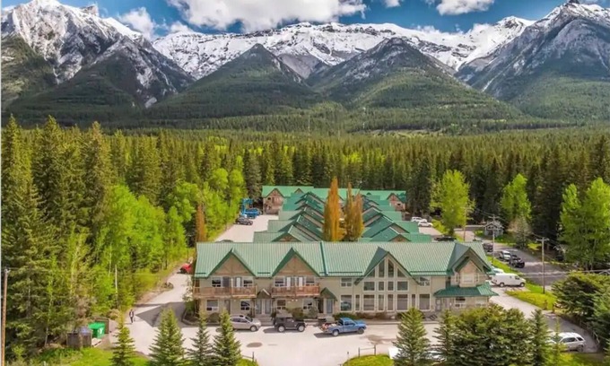 Harvie Heights House | 2 BR townhouse | Close to Banff | Private entrance