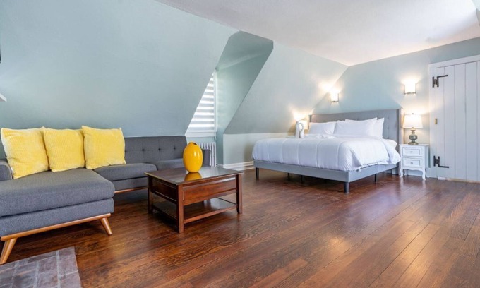 Lambertville House | 2 Colonial Rooms in Lambertville Estate