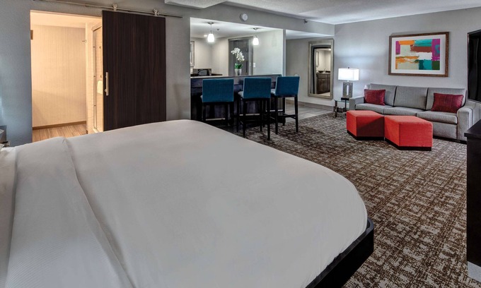 Jackson House | 2 Connecting Suites at a 4⭐️ Hotel